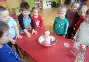 Dzieci obserwują eksperyment wulkan